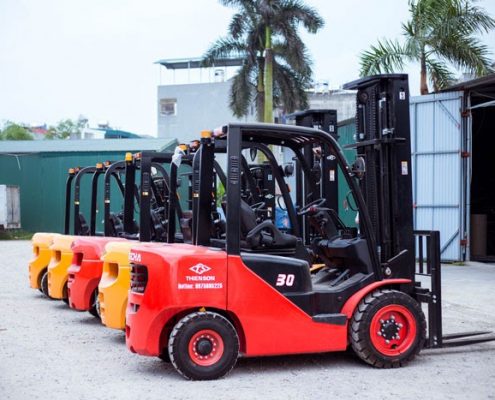 Nên mua xe nâng dầu hay xe nâng điện?